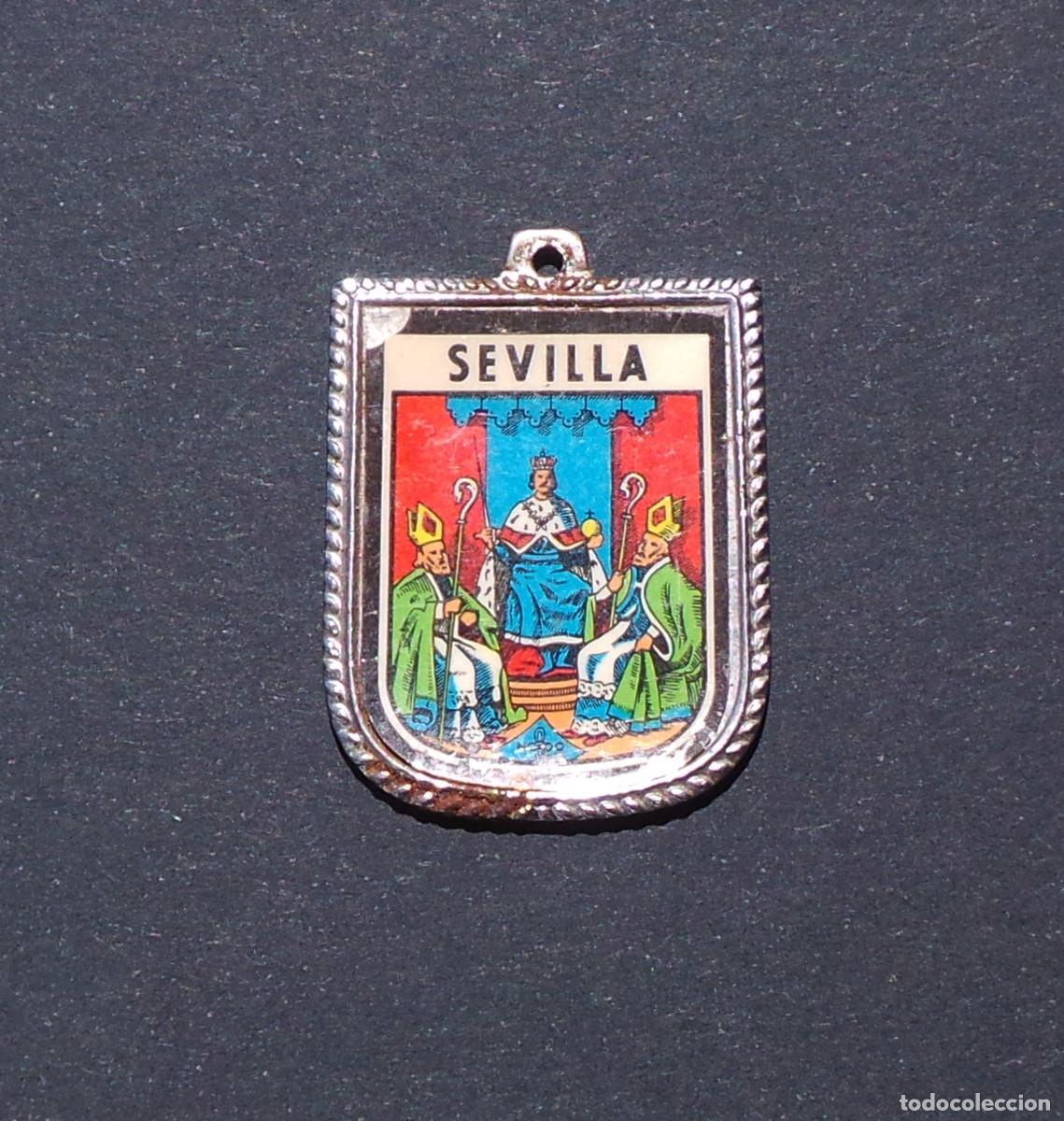 Coleccionismo de llaveros: LLAVERO O MEDALLA ANTIGUA CON EL ESCUDO HER&Aacute;LDICO DE LA CIUDAD DE SEVILLA.