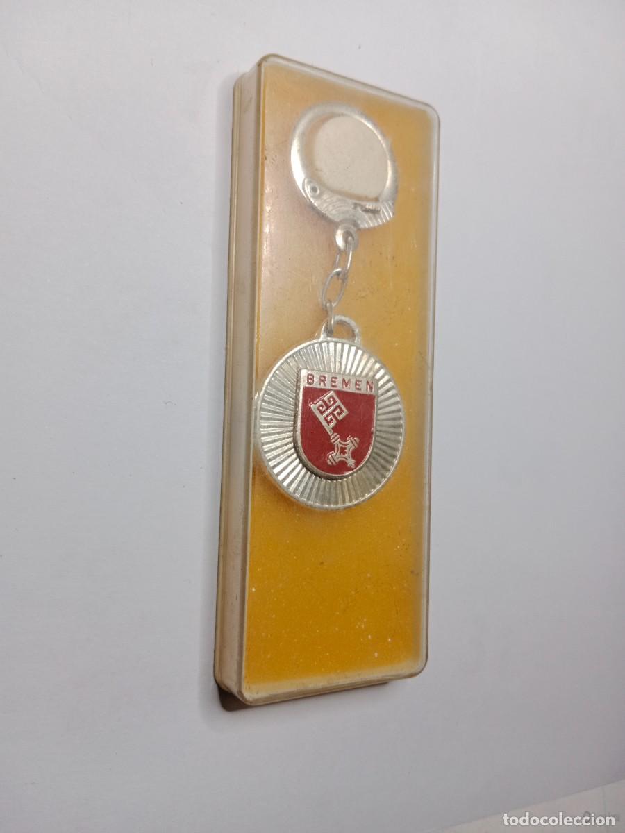 Coleccionismo de llaveros: LLAVERO EN PLATA ALEMANA Y ESMALTES - BREMEN (ALEMANIA) - NUEVO CON SU BLISTER ORIGINAL