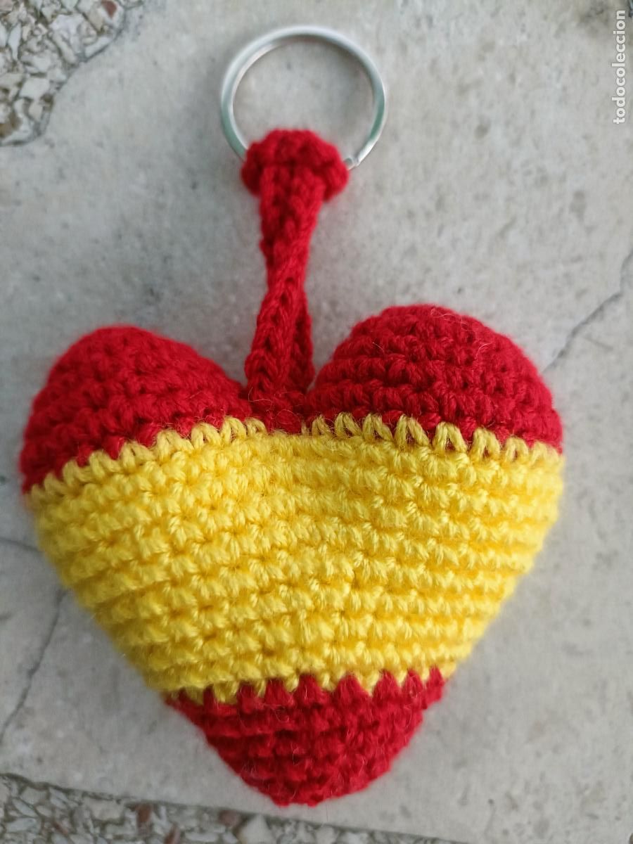 Coleccionismo de llaveros: LLAVERO DE CROCHET CORAZON DE LA ROJA. BANDERA DE ESPA&Ntilde;A. HECHO A MANO. GANCHILLO