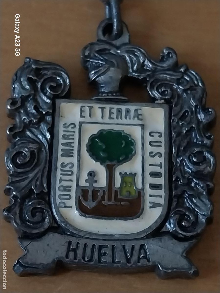 Coleccionismo de llaveros: HUELVA LLAVERO ESCUDO PUBLI GRUAS PARRA METAL PINTURA LACADA 4.32CMS ALTO