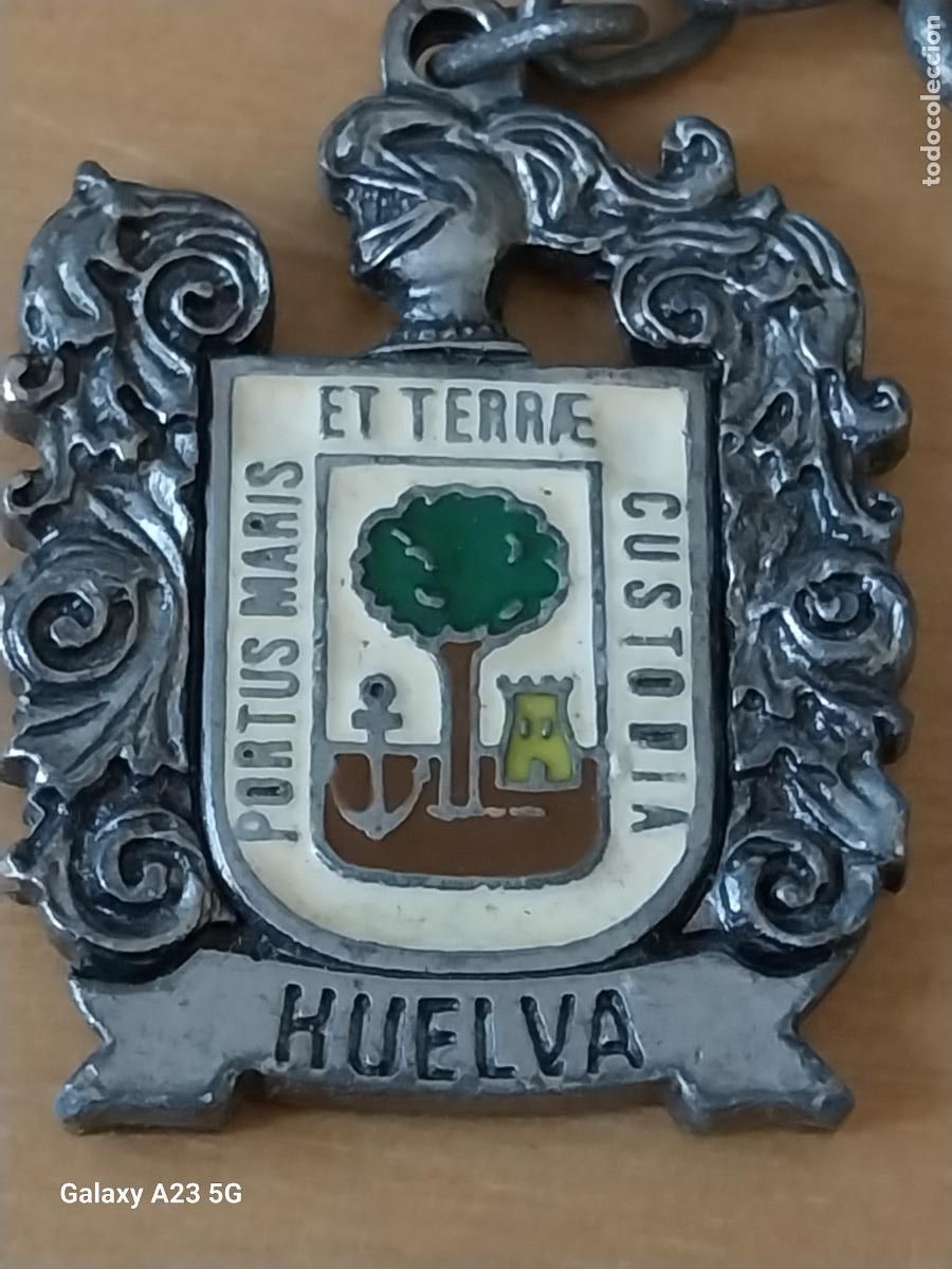 Coleccionismo de llaveros: HUELVA LLAVERO ESCUDO PUBLI GRUAS PARRA METAL PINTURA LACADA 4.32CMS ALTO ..