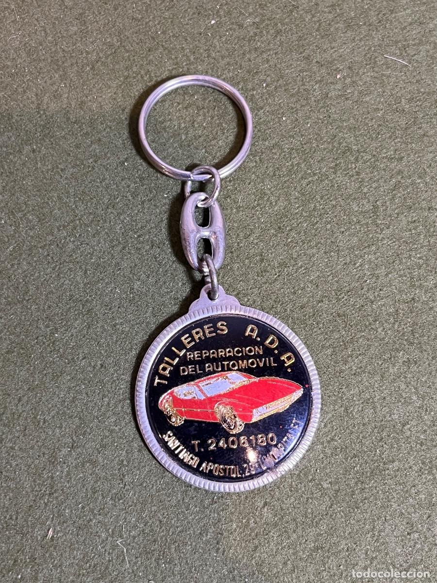 Sammlung von Schl&uuml;sselanh&auml;ngern: Llavero publicitario Talleres A.D.A. Reparaci&oacute;n del Autom&oacute;vil medalla met&aacute;lica coche deportivo vinta
