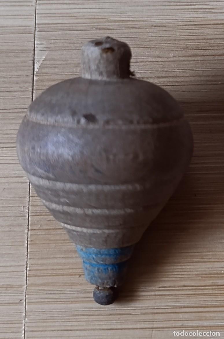 Coleccionismo de llaveros: Antigua mini peonza / trompo de madera torneada - Llavero o colgante vintage
