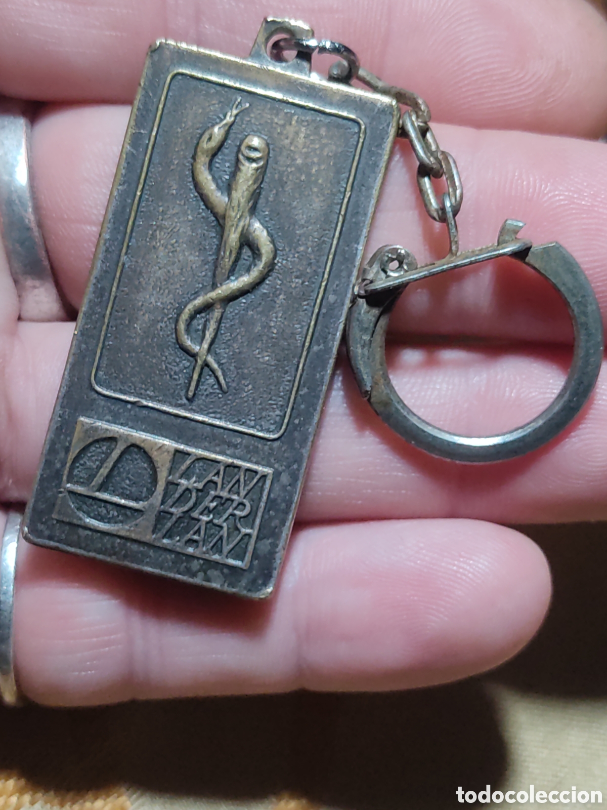 Coleccionismo de llaveros: Llavero laboratorio logo de farmacia de bronce o lat&oacute;n.A&ntilde;o 73-74