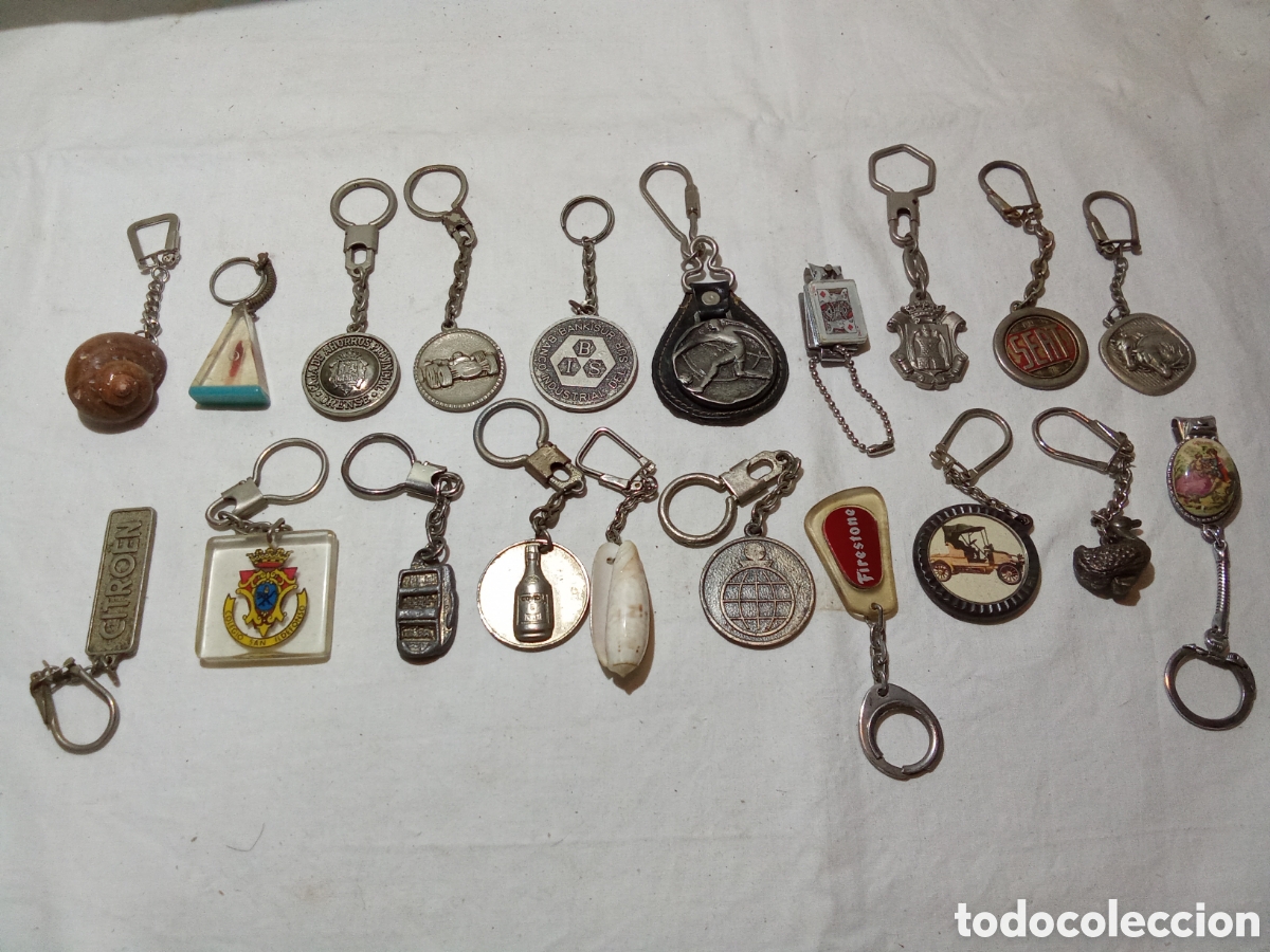 Collection of Keychains: LOTE 11 CON 20 LLAVEROS
