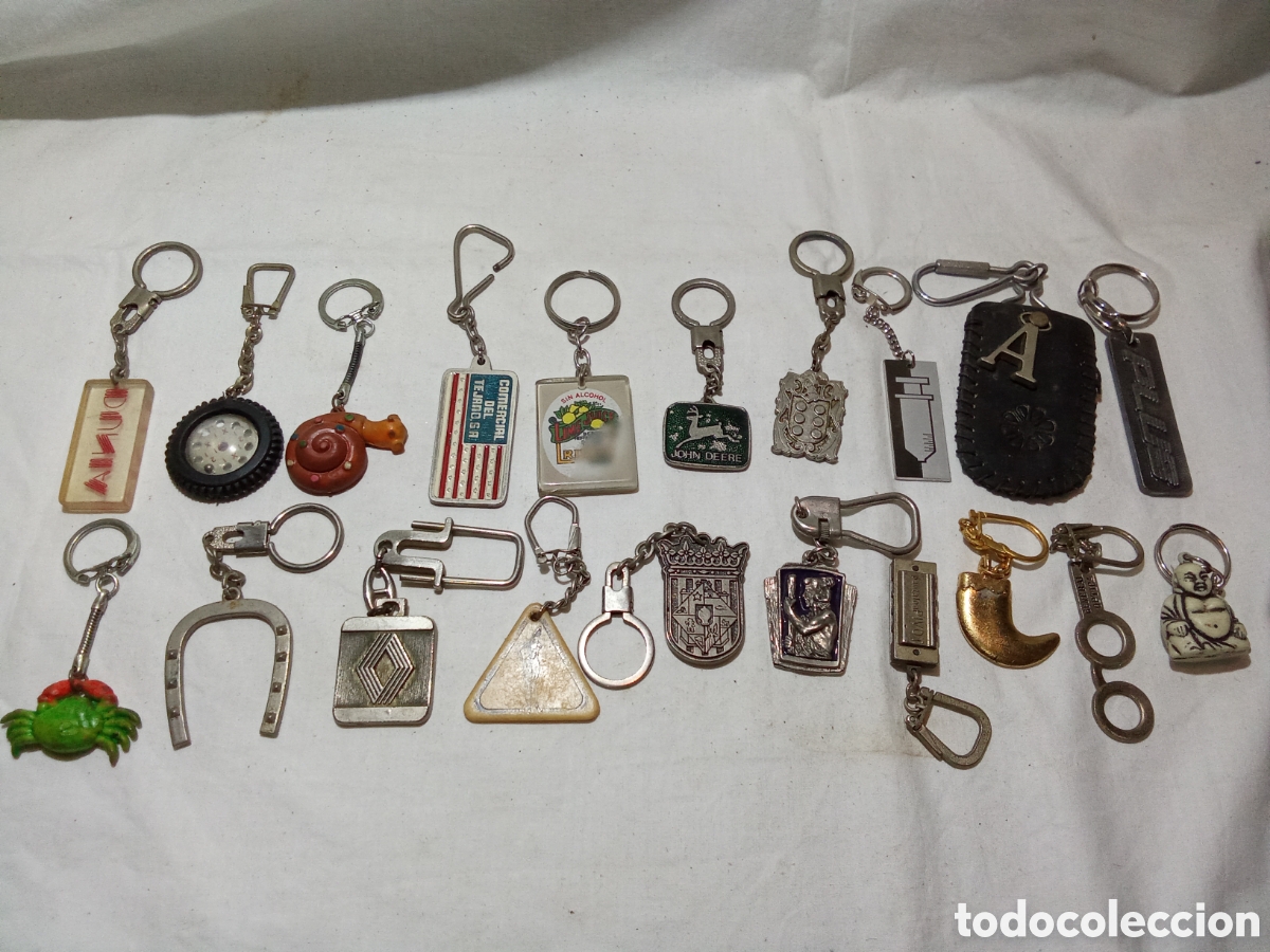 Collection of Keychains: LOTE 12 CON 20 LLAVEROS