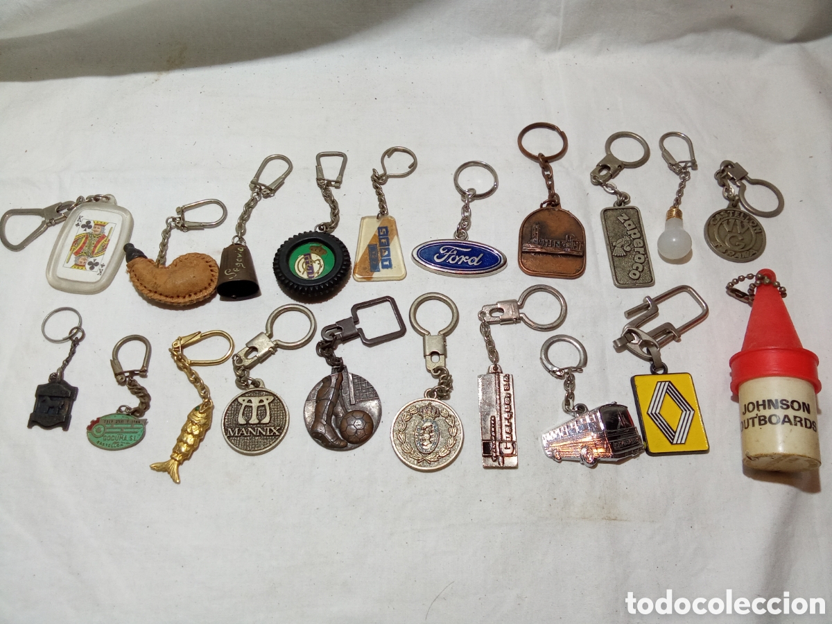 Collection of Keychains: LOTE 13 CON 20 LLAVEROS