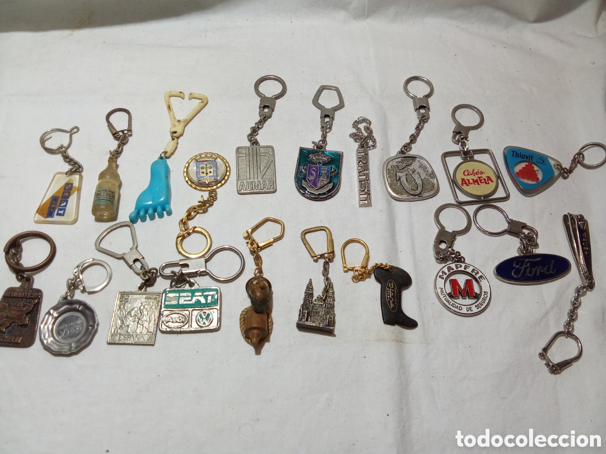 Collection of Keychains: LOTE 14 CON 20 LLAVEROS