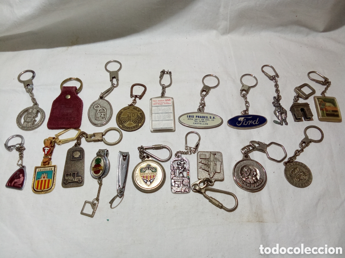 Collection of Keychains: LOTE 15 CON 20 LLAVEROS