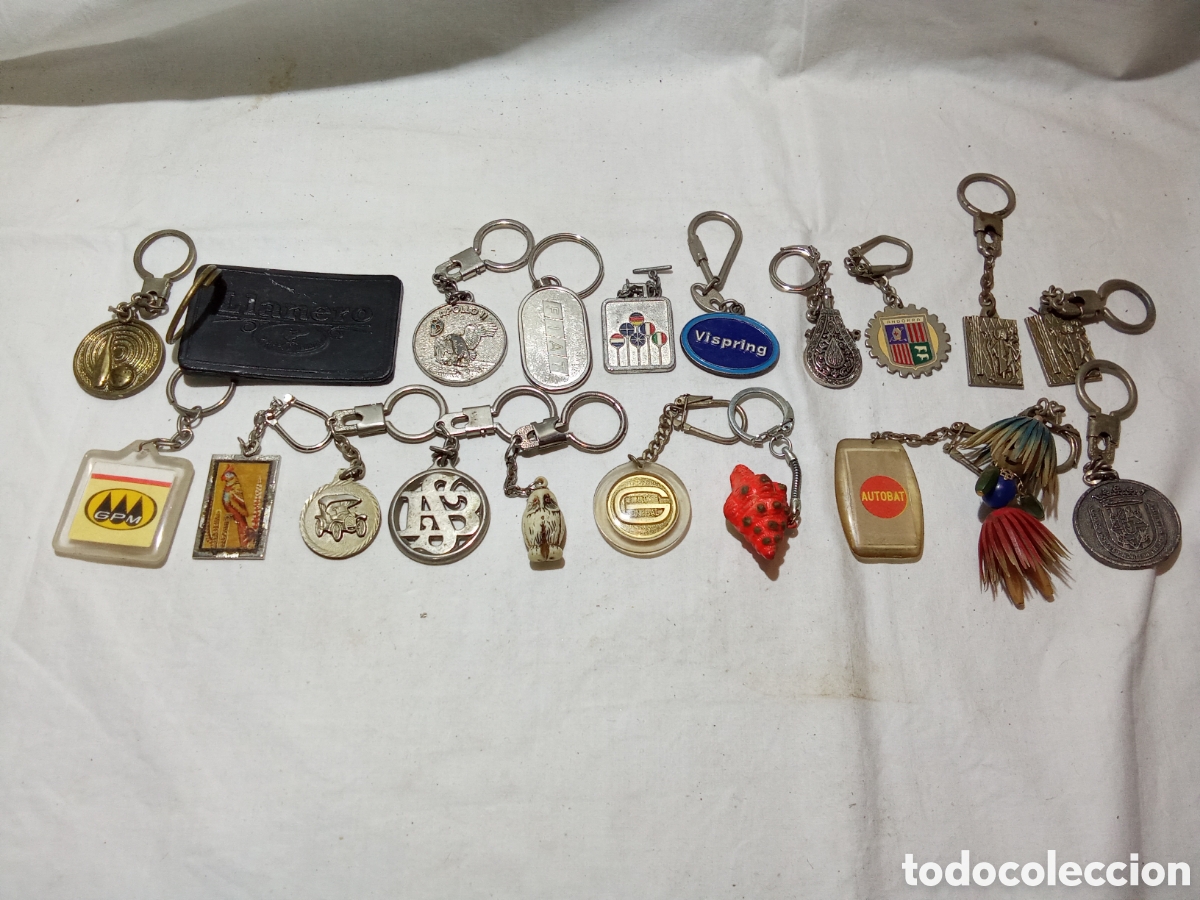 Collection of Keychains: LOTE 16 CON 20 LLAVEROS