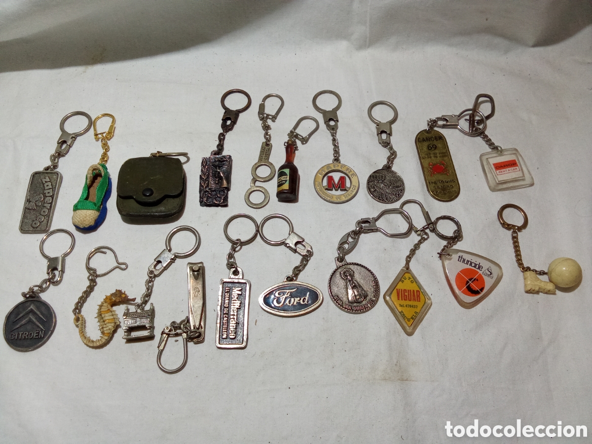 Collection of Keychains: LOTE 17 CON 20 LLAVEROS