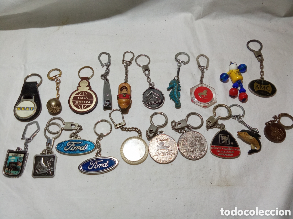 Collection of Keychains: LOTE 18 CON 20 LLAVEROS
