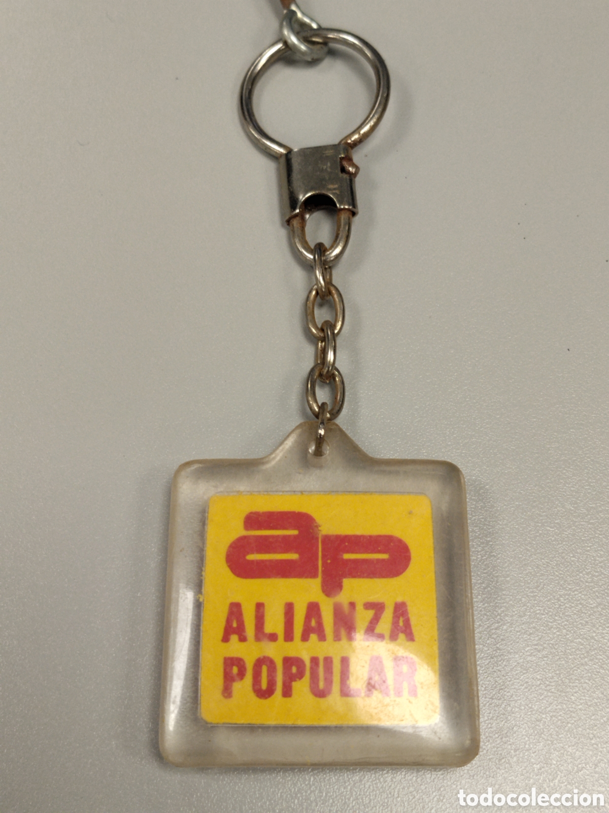 Collection of Keychains: Llavero pol&iacute;tico transici&oacute;n alianza popular.liberales.ucd.manuel fraga.falange.pp.partido liberal.ps
