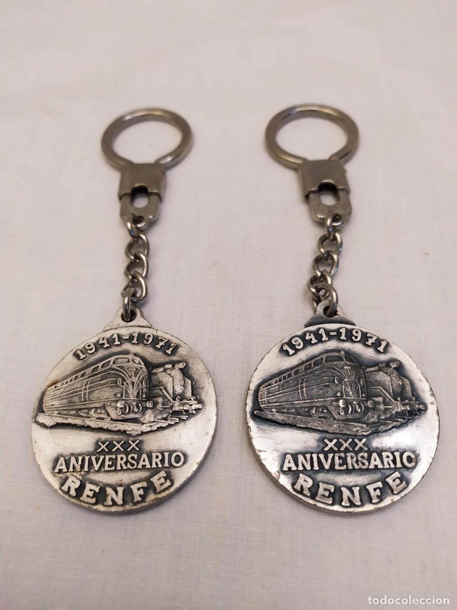 Coleccionismo de llaveros: 2 llaveros XXX aniversario Renfe. 1941-1971. 3.5x3.5cm