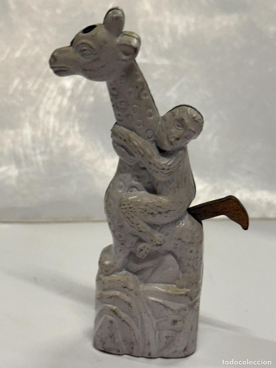 Coleccionismo de llaveros: JIRAFA Y MONO. Curioso mechero metalico, vintage. Ideal para coleccionismo. Mide unos 11 cms