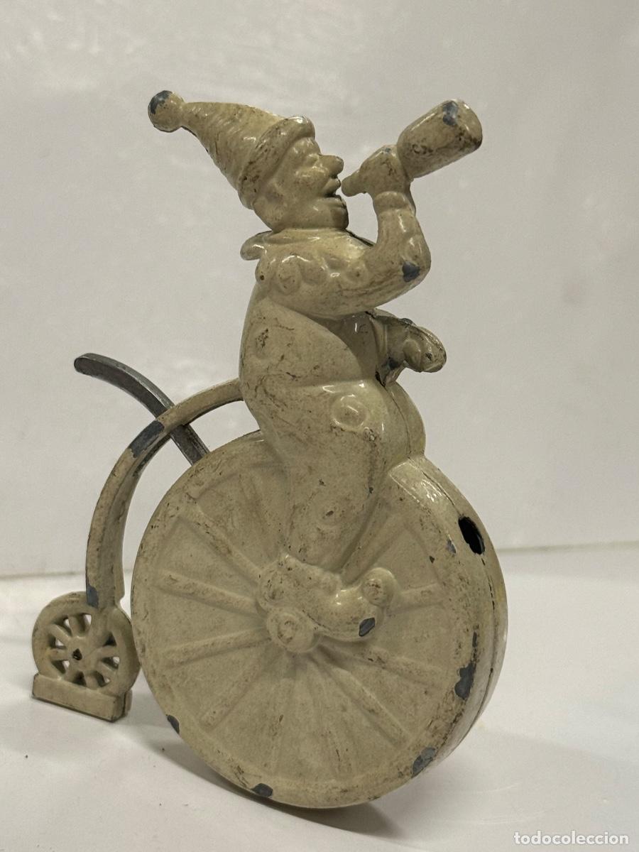 Coleccionismo de llaveros: Payaso en monociclo. Curioso mechero metalico, vintage. Ideal para coleccionismo. Mide unos 10 cms