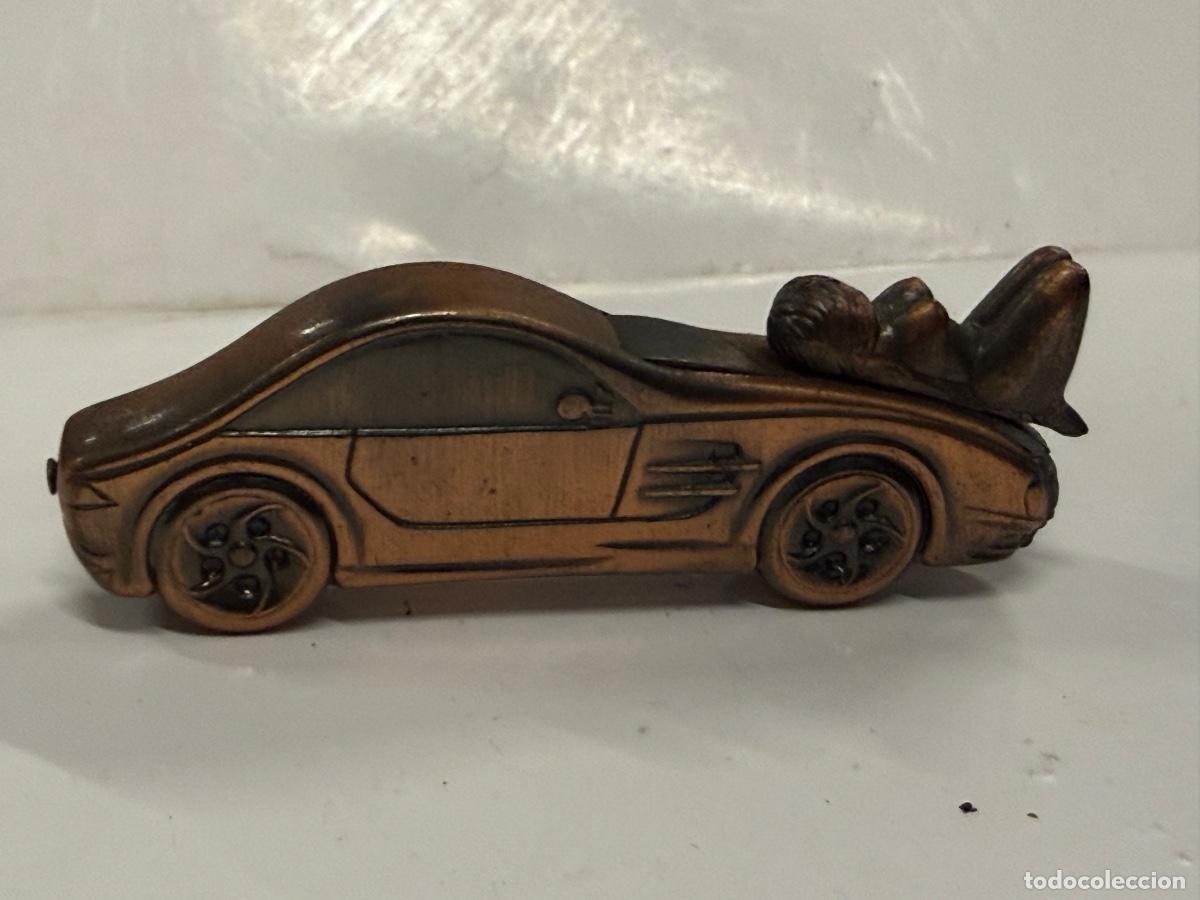 Coleccionismo de llaveros: Coche chica en cap&oacute;. Curioso mechero metalico, vintage. Ideal para coleccionismo. Mide unos 8 cms