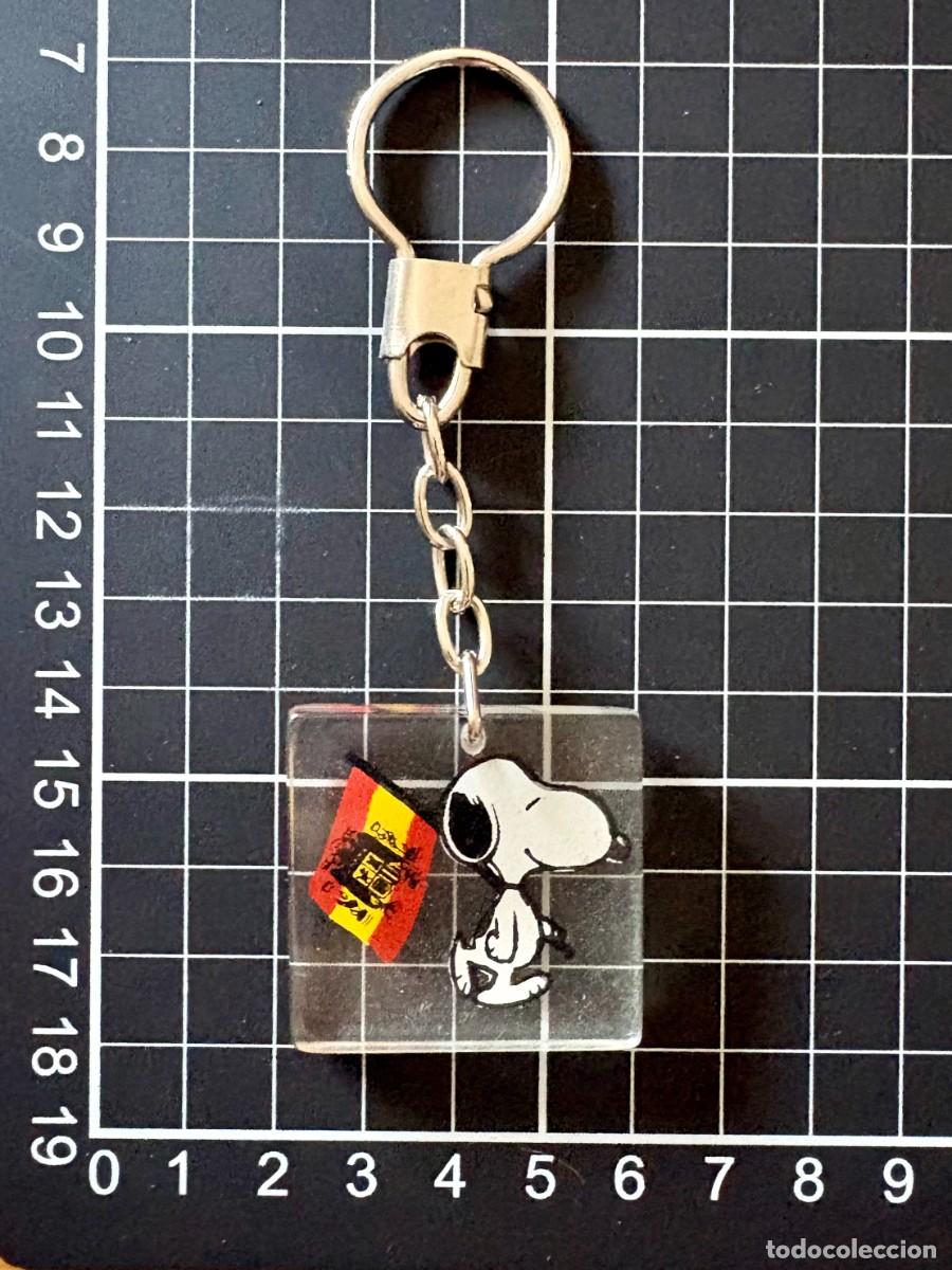 Coleccionismo de llaveros: ANTIGUO LLAVERO A&Ntilde;OS OCHENTA SNOOPY CON BANDERA ESPA&Ntilde;A AGUILA METACRILATO BIEN CONSERVADO