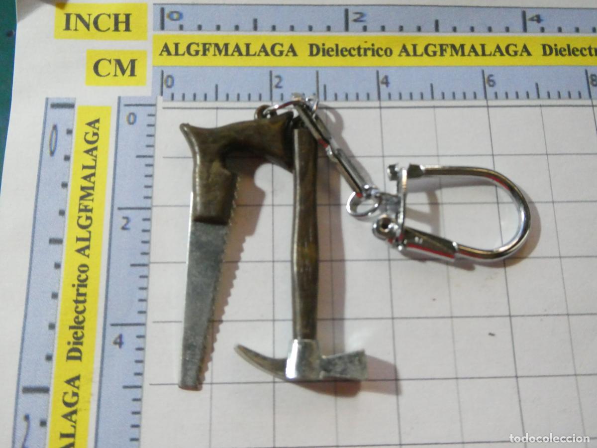 Coleccionismo de llaveros: LLAVERO DE FIGURITAS MINIATURAS. HERRAMIENTAS SERRUCHO SIERRA Y MARTILLO SACACLAVOS