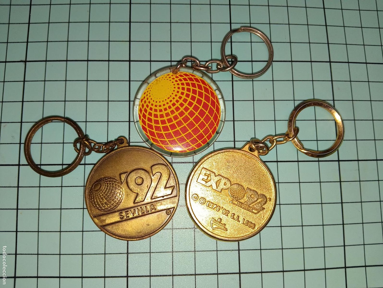 Coleccionismo de llaveros: Lote 3 Llaveros Oficiales Expo 92 Sevilla - Esfera Metacrilato y Met&aacute;licos Dorados