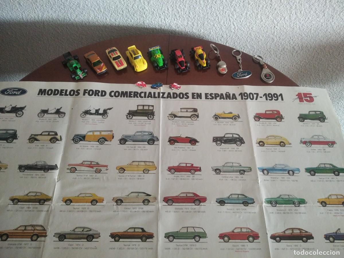Collectionnisme de portes-cl&eacute;s: 3 llaveros - 3 pins - 3 coches en miniatura - 3 coches de juguete - 1 sacapuntas - 1 p&oacute;ster