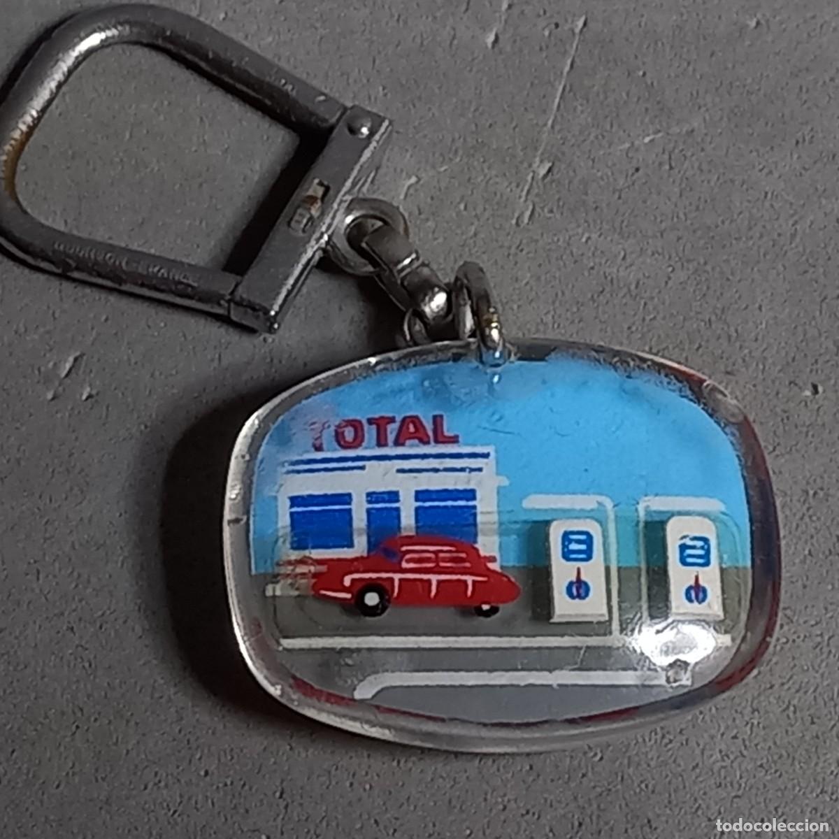 Coleccionismo de llaveros: Llavero Citro&euml;n DS en gasolinera Total, el coche se mueve para repostar. A&ntilde;os 60 - 70
