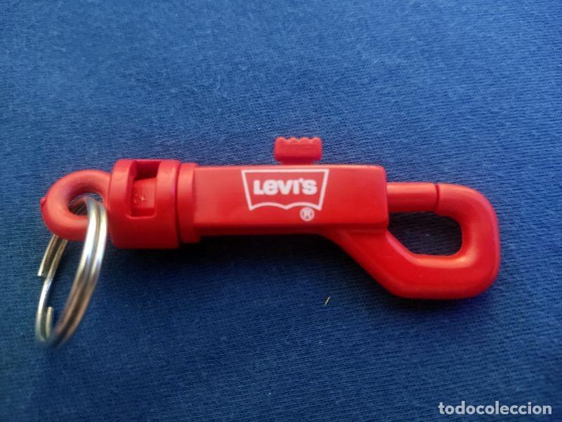 Coleccionismo de llaveros: LLAVERO MOSQUETON ROJO LEVIS A&Ntilde;OS 80