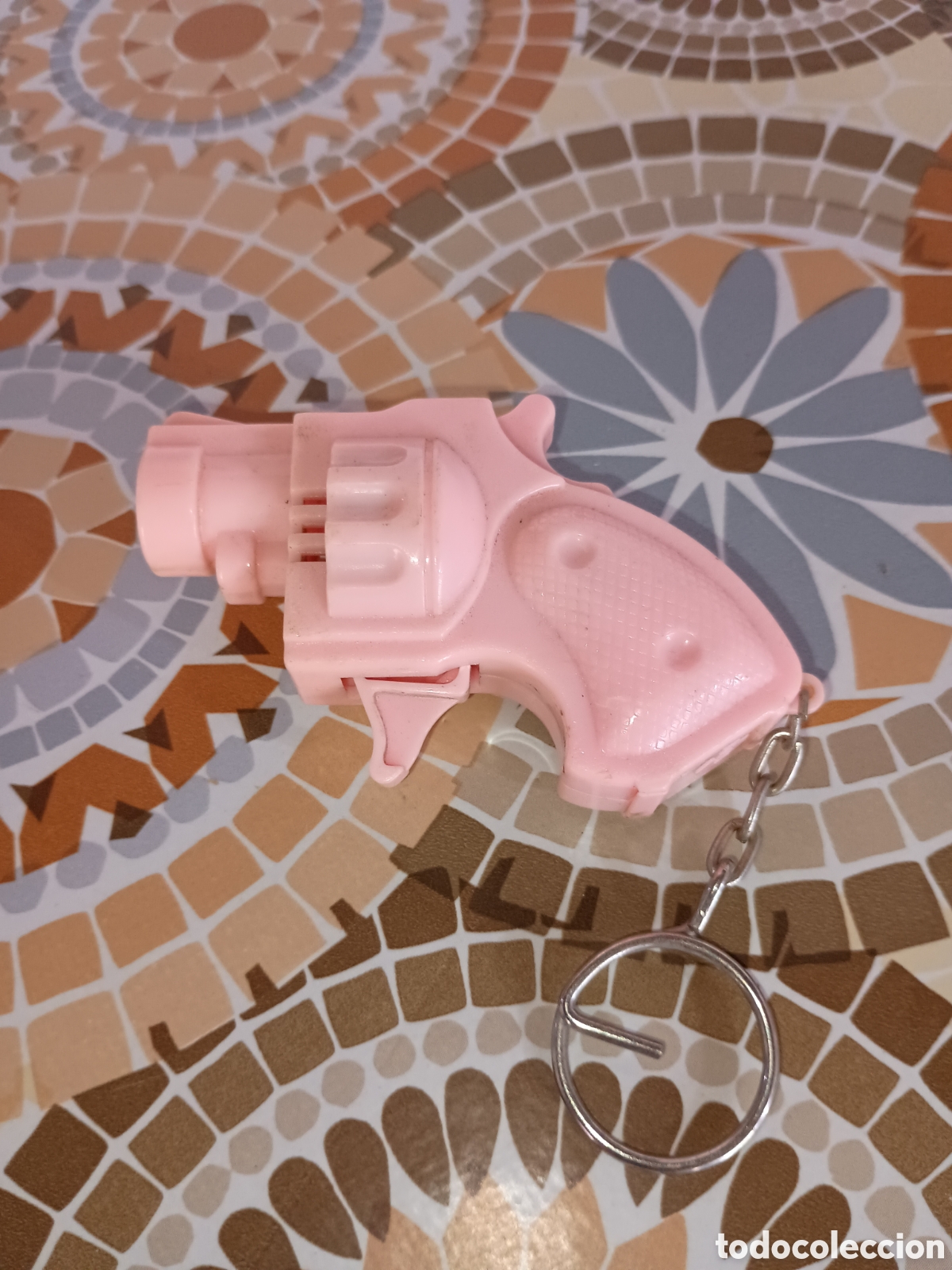 Coleccionismo de llaveros: Llavero Pistola vintage de pl&aacute;stico a pilas