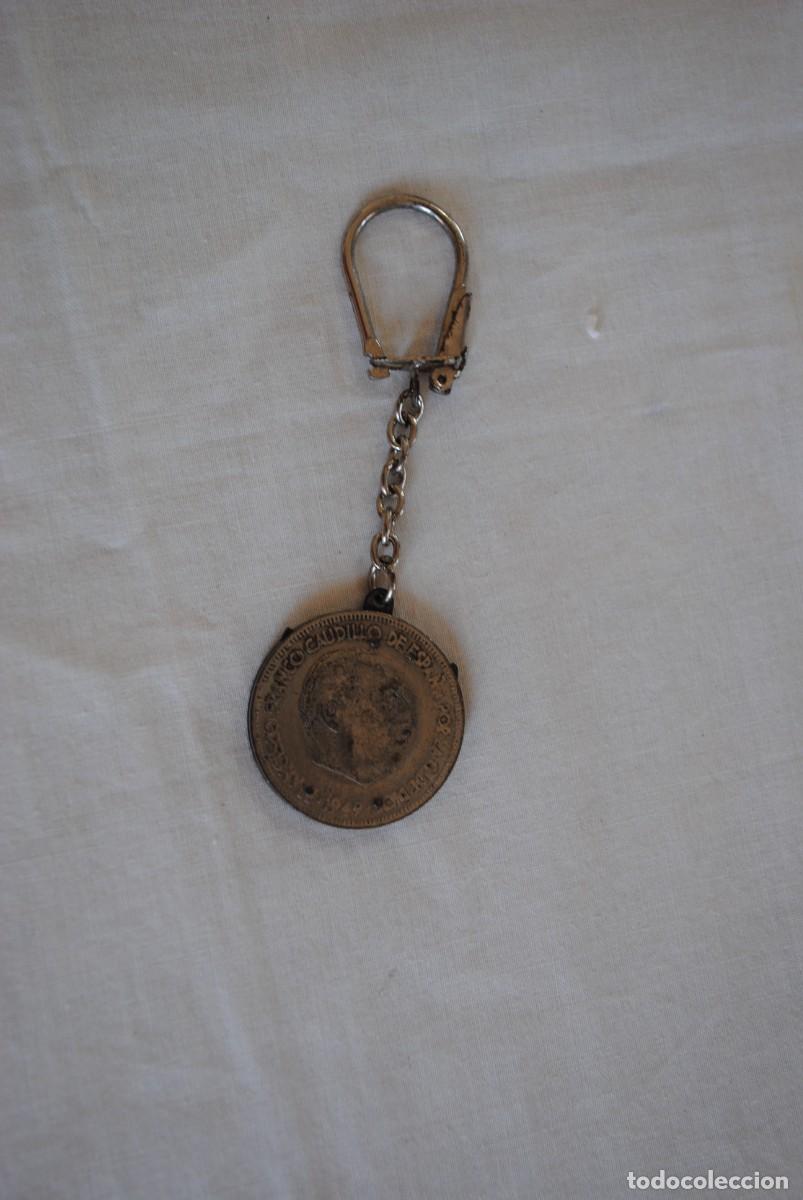 Coleccionismo de llaveros: LLAVERO EN FORMA DE MONEDA DE CINCO PESETAS , CON NAVAJITAS .