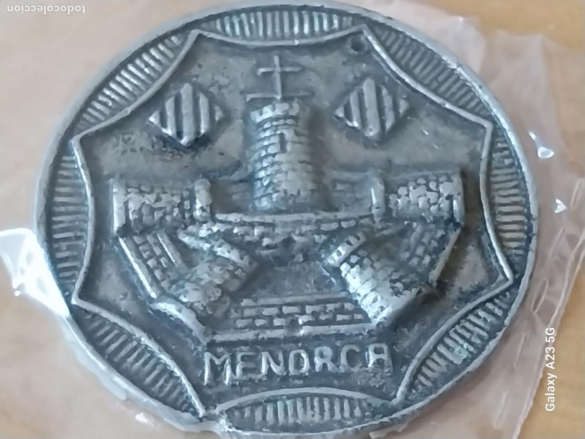 Coleccionismo de llaveros: MENORCA MEDALLA MANO O SIMILAR METAL CROMADO 3.96CMS RELIEVE
