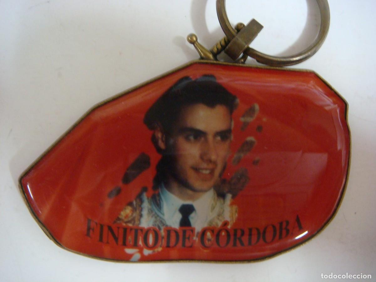 Coleccionismo de llaveros: LLAVERO CAPOTE TAURINO METALICO CON LA IMAGEN DEL TORERO FINITO DE CORDOBA-(&)