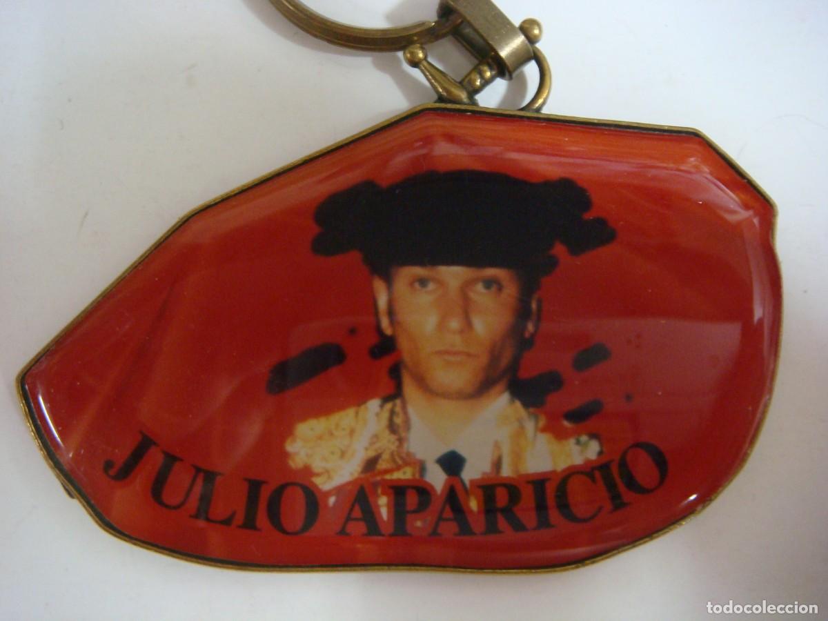 Coleccionismo de llaveros: LLAVERO CAPOTE TAURINO METALICO CON LA IMAGEN DEL TORERO JULIO APARICIO-(&)