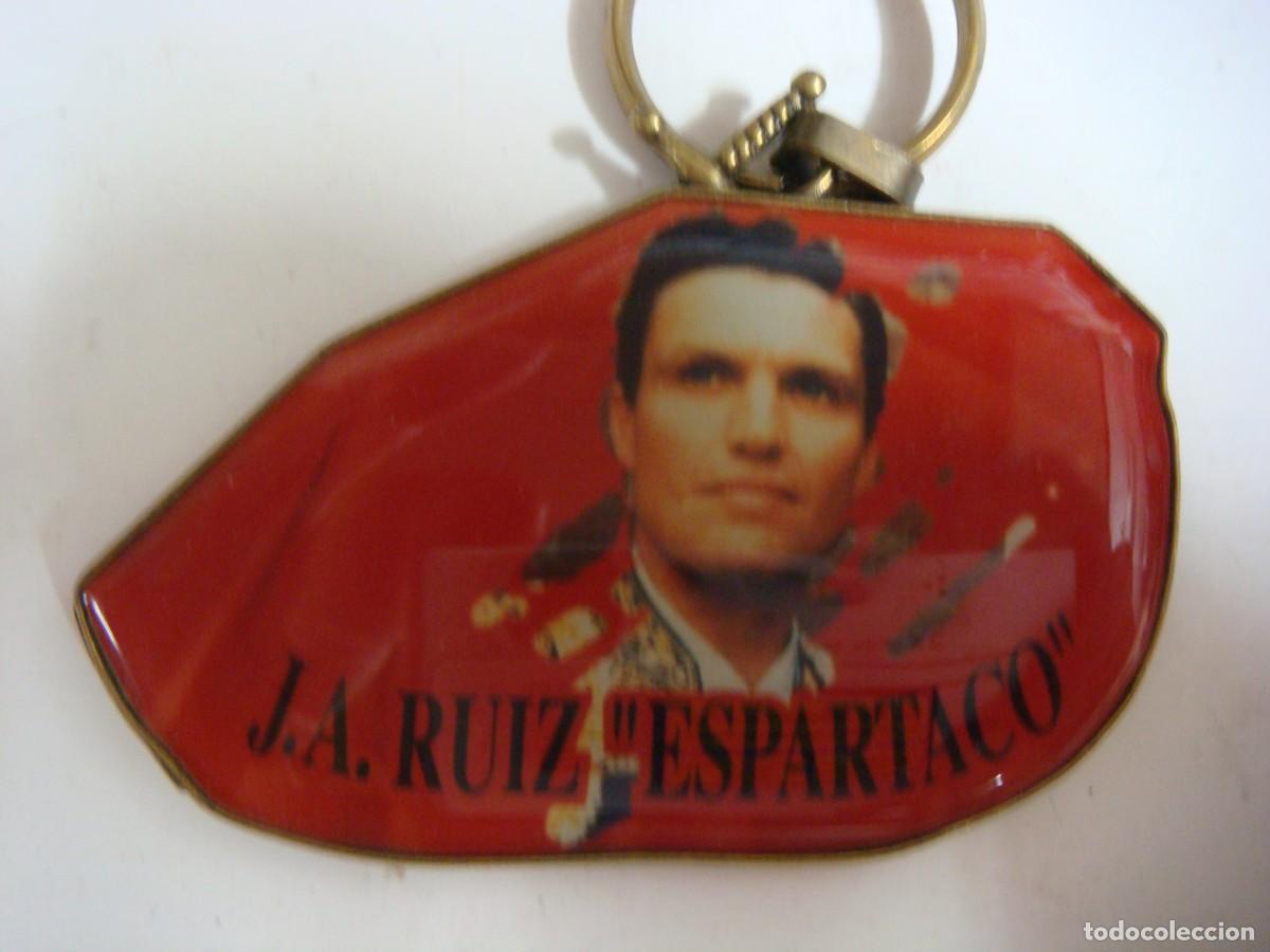Coleccionismo de llaveros: LLAVERO CAPOTE TAURINO METALICO CON LA IMAGEN DEL TORERO J.A. ESPARTACO-(&)