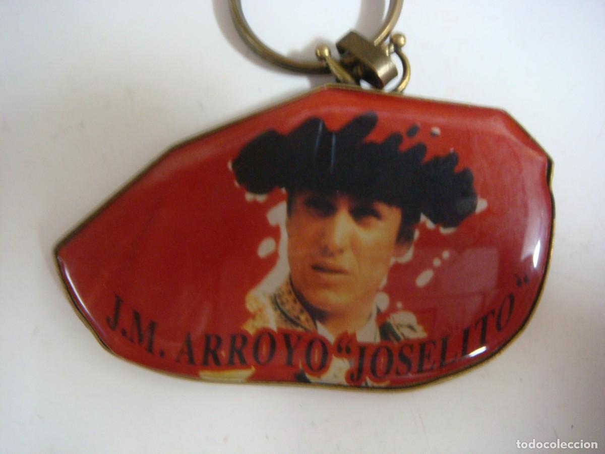 Coleccionismo de llaveros: LLAVERO CAPOTE TAURINO METALICO CON LA IMAGEN DEL TORERO J.M. ARROYO JOSELITO-(&)