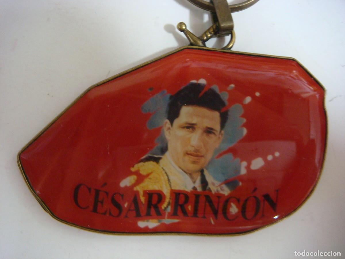 Coleccionismo de llaveros: LLAVERO CAPOTE TAURINO METALICO CON LA IMAGEN DEL TORERO CESAR RINCON-(&)