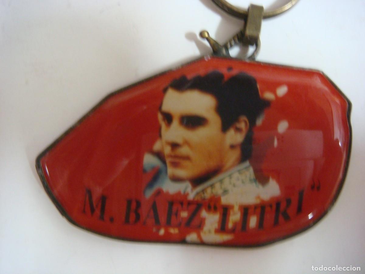 Coleccionismo de llaveros: LLAVERO CAPOTE TAURINO METALICO CON LA IMAGEN DEL TORERO M.BAEZ LITRI-(&)
