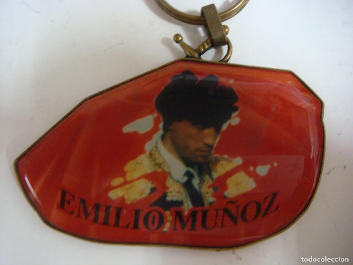 Coleccionismo de llaveros: LLAVERO CAPOTE TAURINO METALICO CON LA IMAGEN DEL TORERO EMILIO MU&Ntilde;OZ-(&)