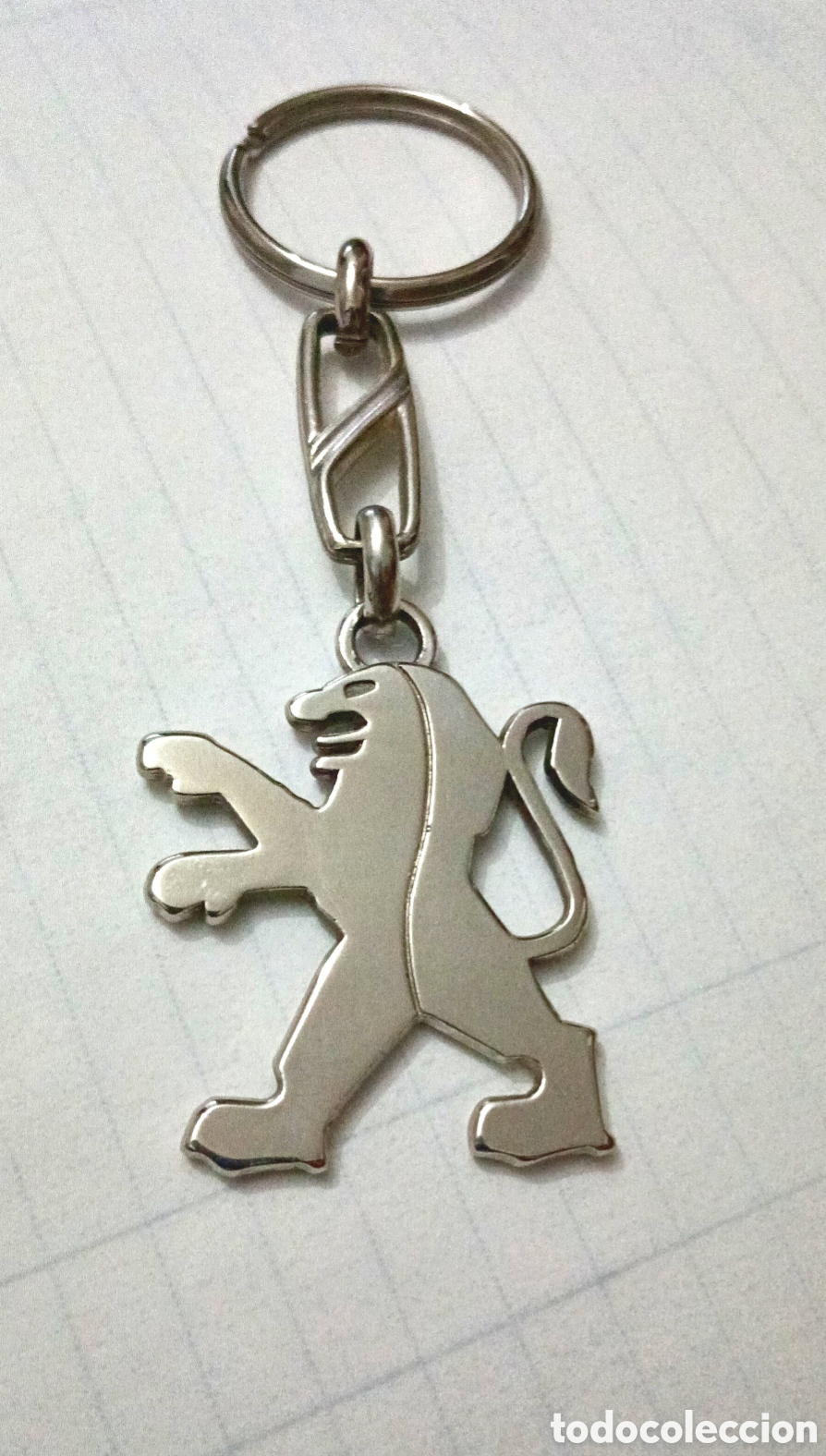 Coleccionismo de llaveros: Llavero oficial Peugeot. Le&oacute;n rampante. Metal plateado. Muy buen estado
