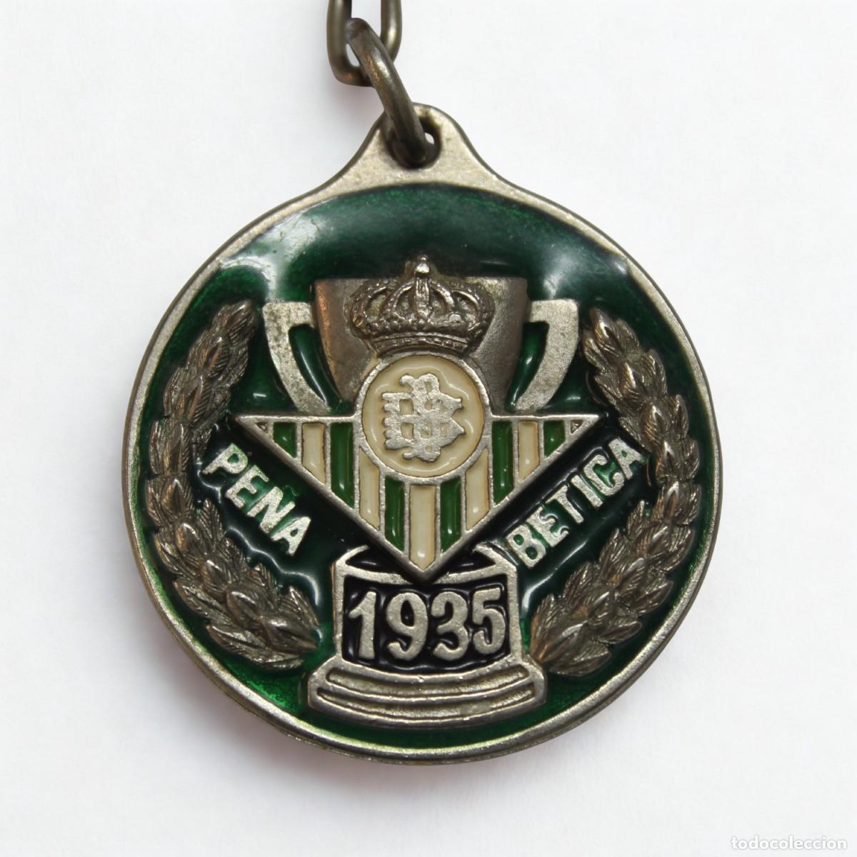 Coleccionismo de llaveros: LlaveroEscudo Real Betis F&uacute;tbol Pe&ntilde;a B&eacute;tica 1935 Metalico Vintage 1983