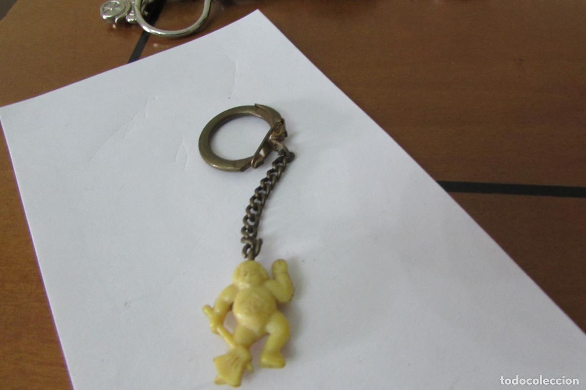 Coleccionismo de llaveros: RARO LLAVERO PEQUE&Ntilde;O MU&Ntilde;ECO DE PLASTICO CON UN HACHA