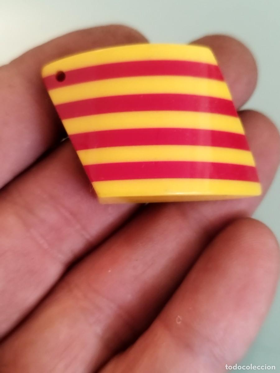 Coleccionismo de llaveros: colgante de pl&aacute;stico o resina con la bandera de la &rdquo;Senyera&rdquo; catalana.