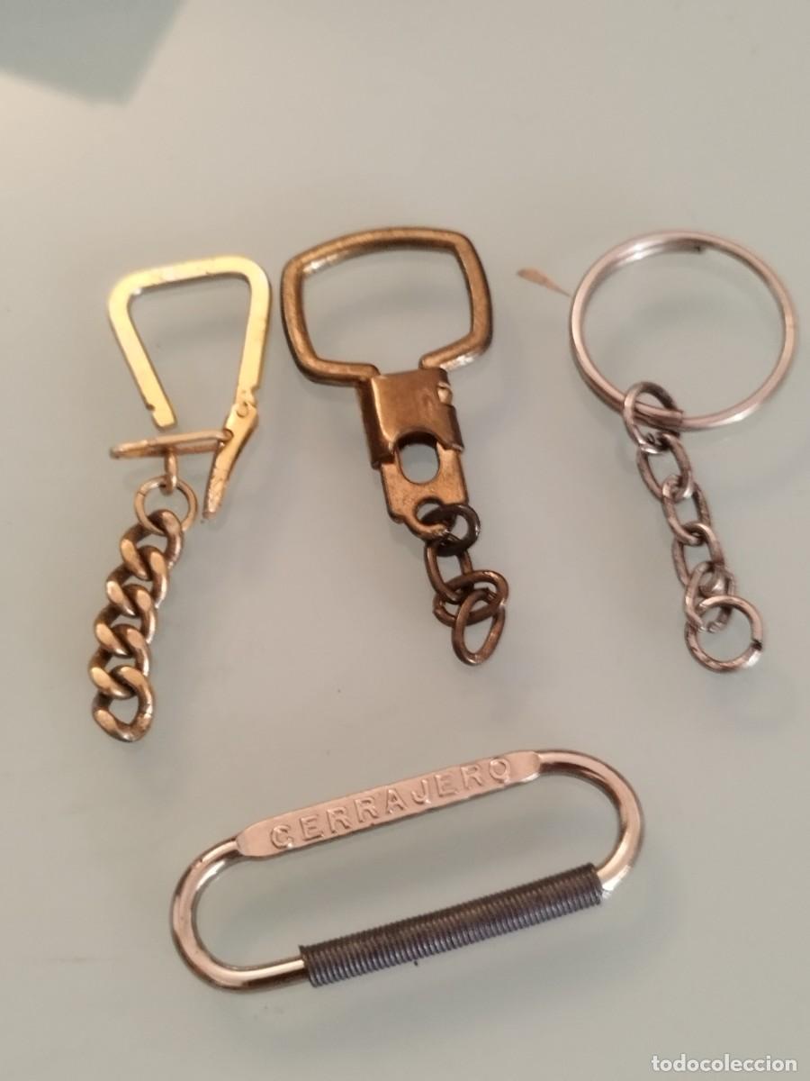 Coleccionismo de llaveros: Antiguo llavero de cerrajero con muelle de cierre. Y cadenas y cierres de llaveros.