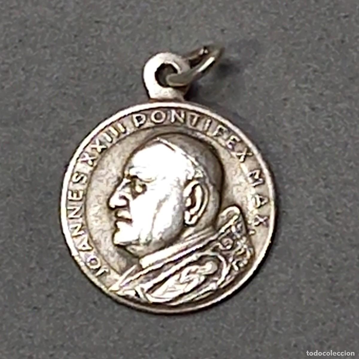 Coleccionismo de llaveros: Antigua medalla en lat&oacute;n plateado de Juan XXIII y la Virgen del Perpetuo socorro. Segunda mitad s XX