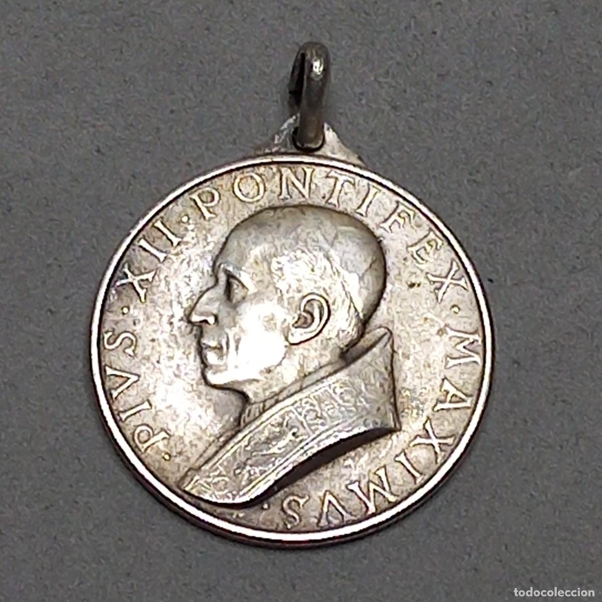Coleccionismo de llaveros: Antigua medalla de P&iacute;o XII y la Sagrada Fam&iacute;lia (San Jos&eacute;, la Virgen Mar&iacute;a y el Ni&ntilde;o Jes&uacute;s) a&ntilde;os 60