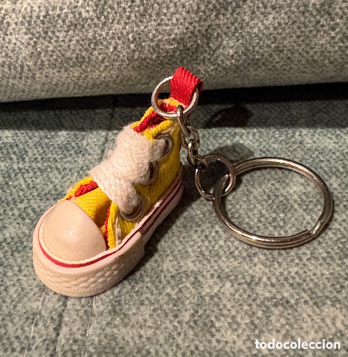 Coleccionismo de llaveros: (L974) Llavero zapatilla miniatura lona amarilla y roja estilo Converse vintage