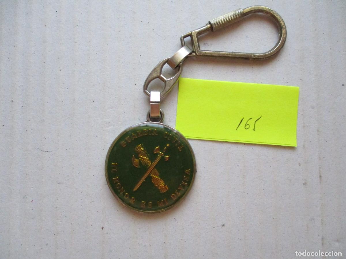 Coleccionismo de llaveros: LLAVERO GUARDIA CIVIL , ESCUDO Y BANDERA ESPA&Ntilde;A 3.5 CM. DIAMETRO BIEN CONSERVADO.