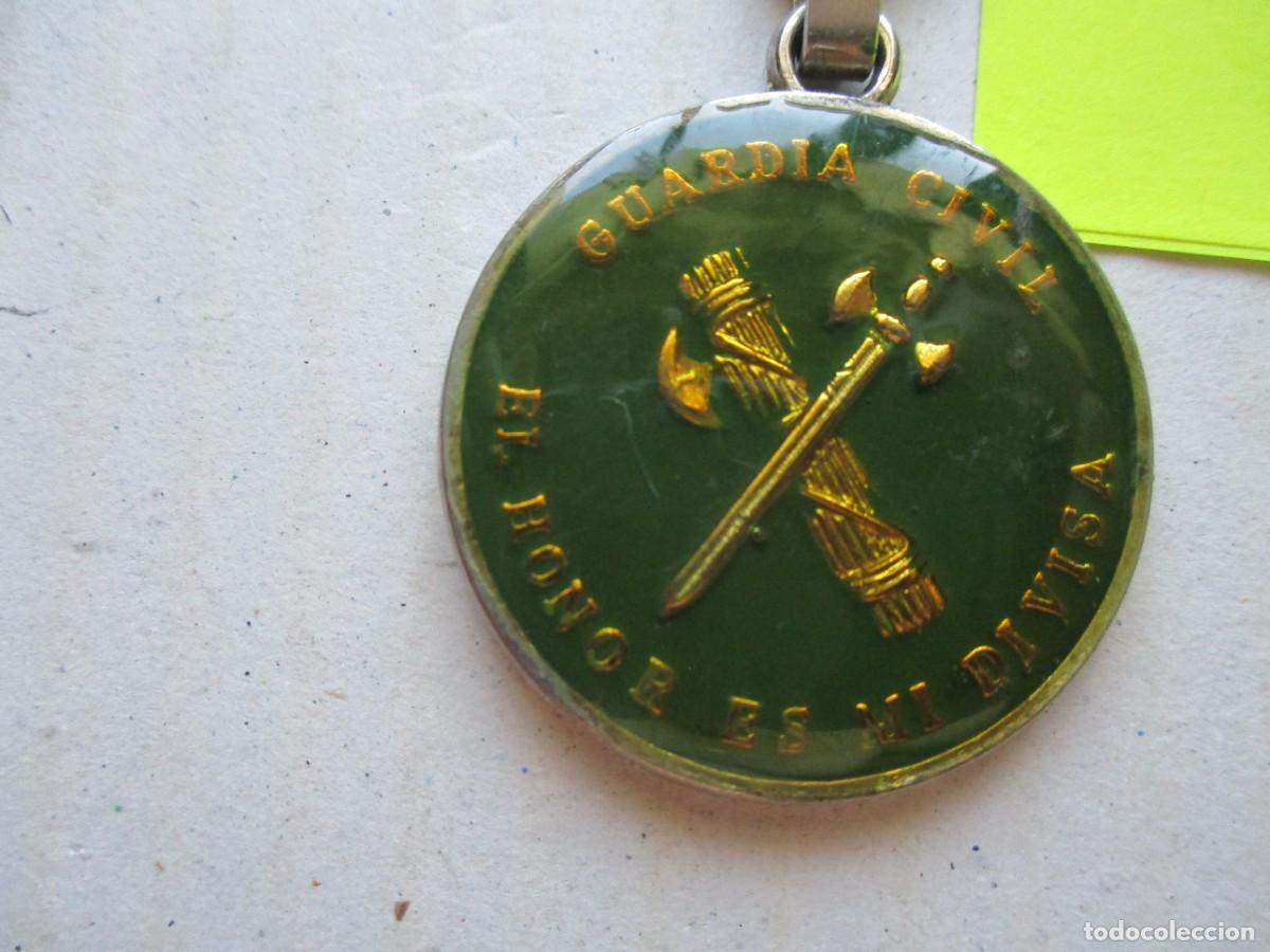 Sammlung von Schl&uuml;sselanh&auml;ngern: LLAVERO GUARDIA CIVIL , ESCUDO Y BANDERA ESPA&Ntilde;A 3.5 CM. DIAMETRO BIEN CONSERVADO.