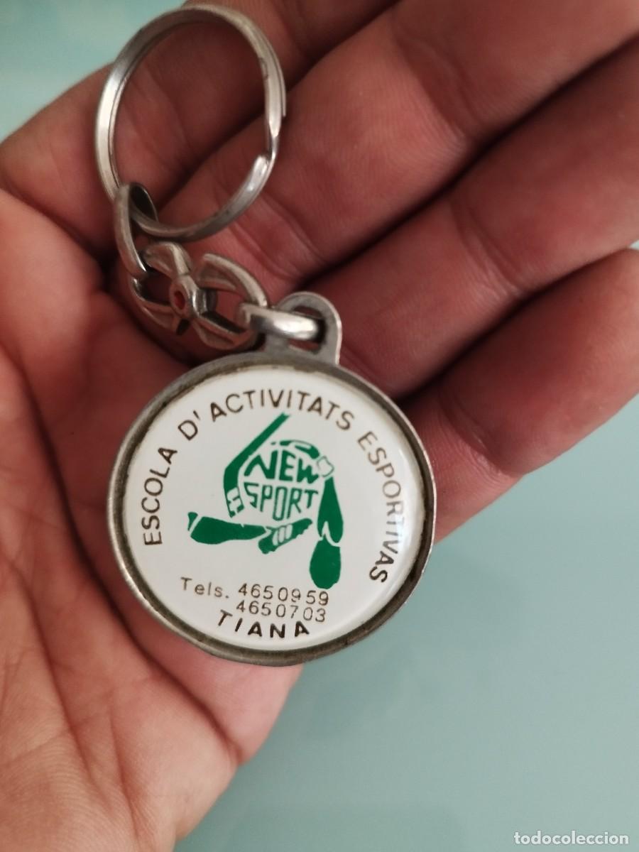 Coleccionismo de llaveros: llavero met&aacute;lico promocional de la Escola d'Activitats Esportives New Sport. Forma medio bal&oacute;n.
