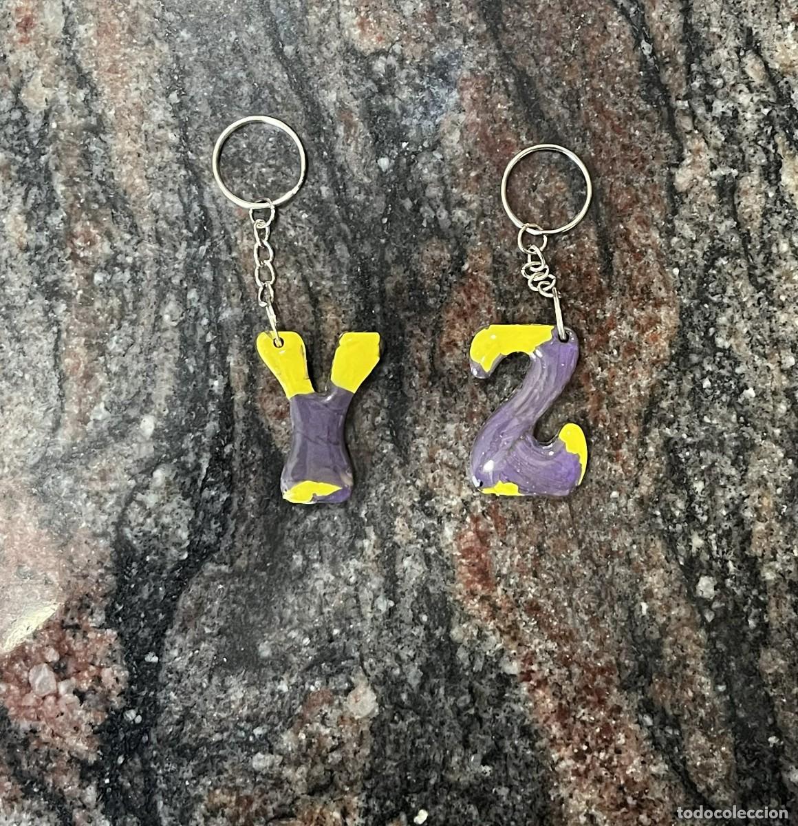 Coleccionismo de llaveros: Llavero Letra Morado-Amarillo