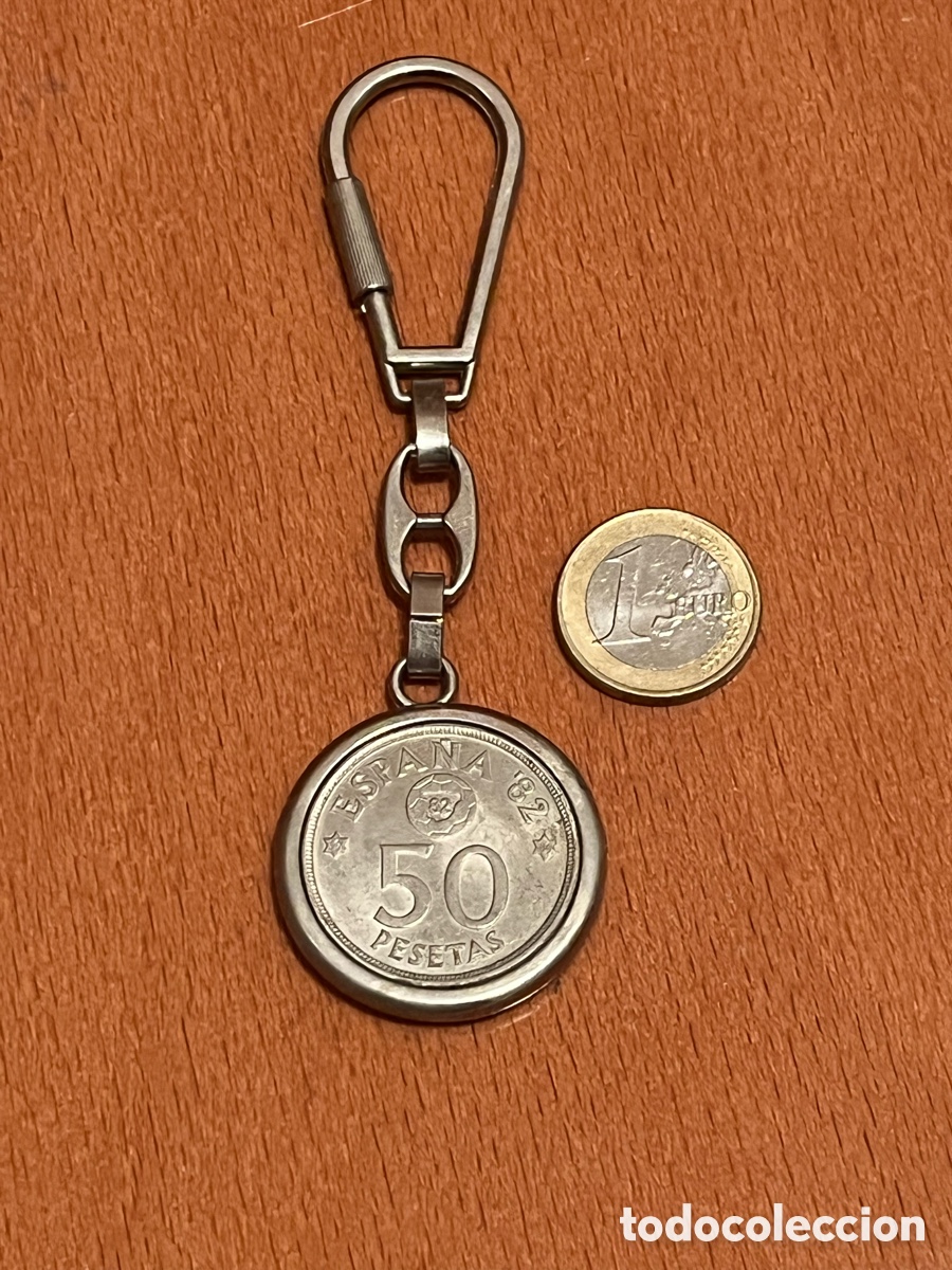 Coleccionismo de llaveros: Antiguo Llavero Espa&ntilde;a&acute;82. Simulando una moneda de 50 pesetas y por el otro lado una de 5 pesetas